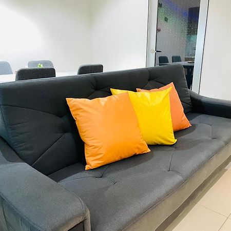 Palazio Mount Austin 2Br Studio Pool View With Tv Box-3 Plus 1 Pax C2-07 Johor Bahru Bagian luar foto