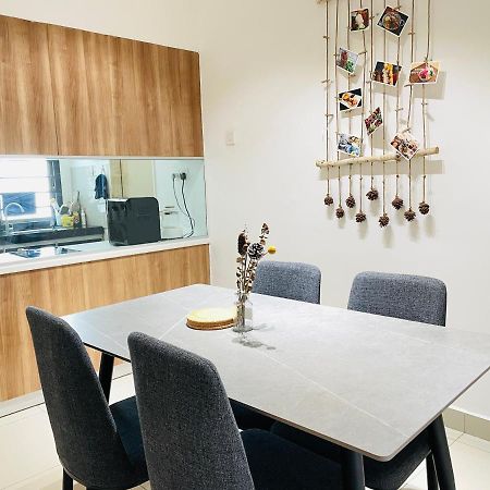 Palazio Mount Austin 2Br Studio Pool View With Tv Box-3 Plus 1 Pax C2-07 Johor Bahru Bagian luar foto
