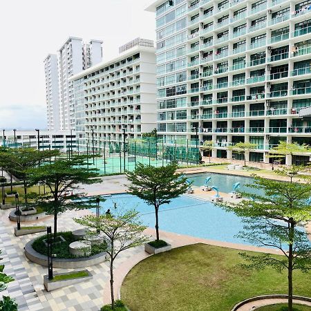 Palazio Mount Austin 2Br Studio Pool View With Tv Box-3 Plus 1 Pax C2-07 Johor Bahru Bagian luar foto