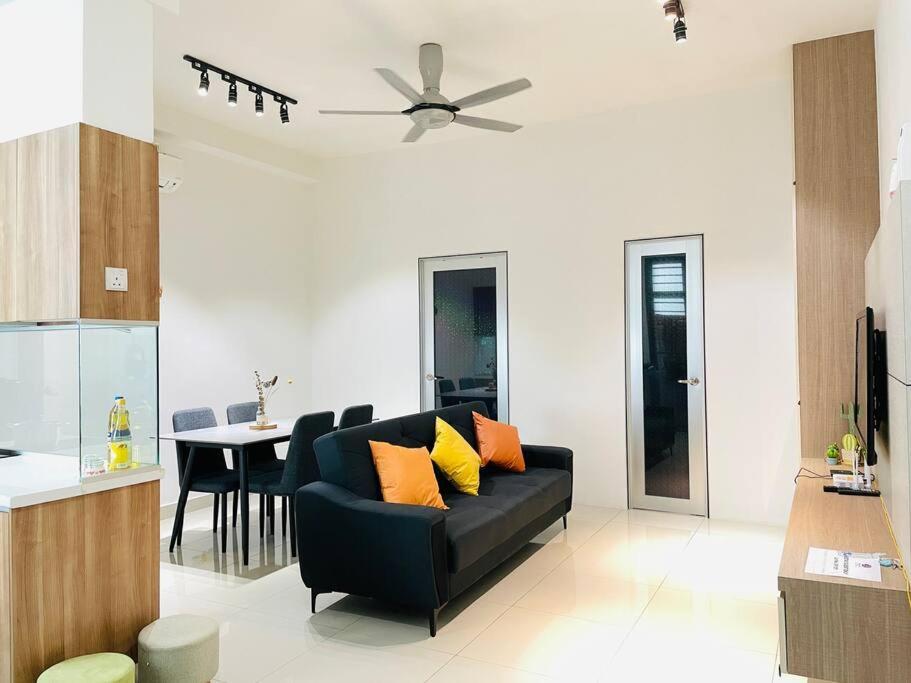 Palazio Mount Austin 2Br Studio Pool View With Tv Box-3 Plus 1 Pax C2-07 Johor Bahru Bagian luar foto