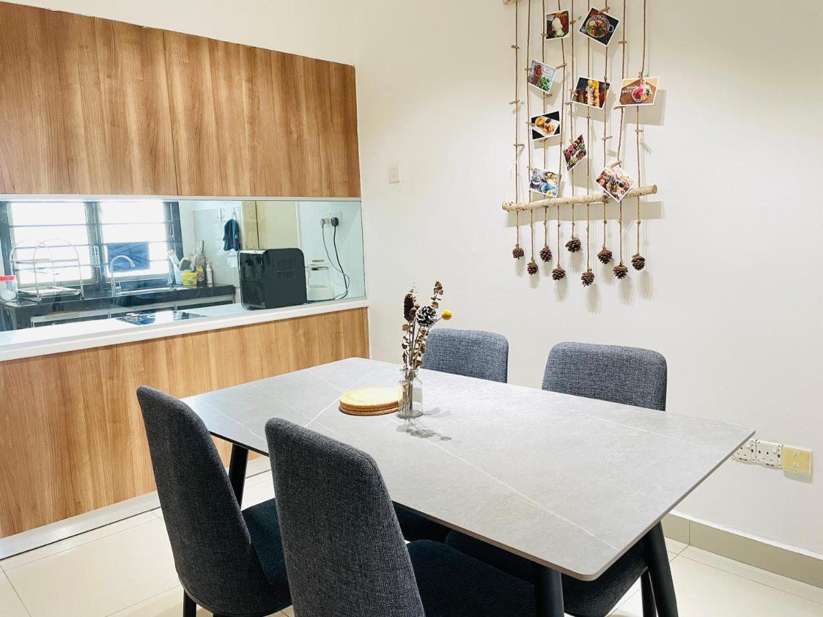 Palazio Mount Austin 2Br Studio Pool View With Tv Box-3 Plus 1 Pax C2-07 Johor Bahru Bagian luar foto