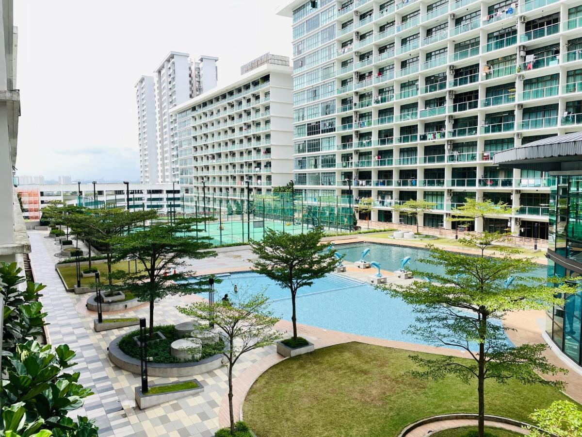 Palazio Mount Austin 2Br Studio Pool View With Tv Box-3 Plus 1 Pax C2-07 Johor Bahru Bagian luar foto