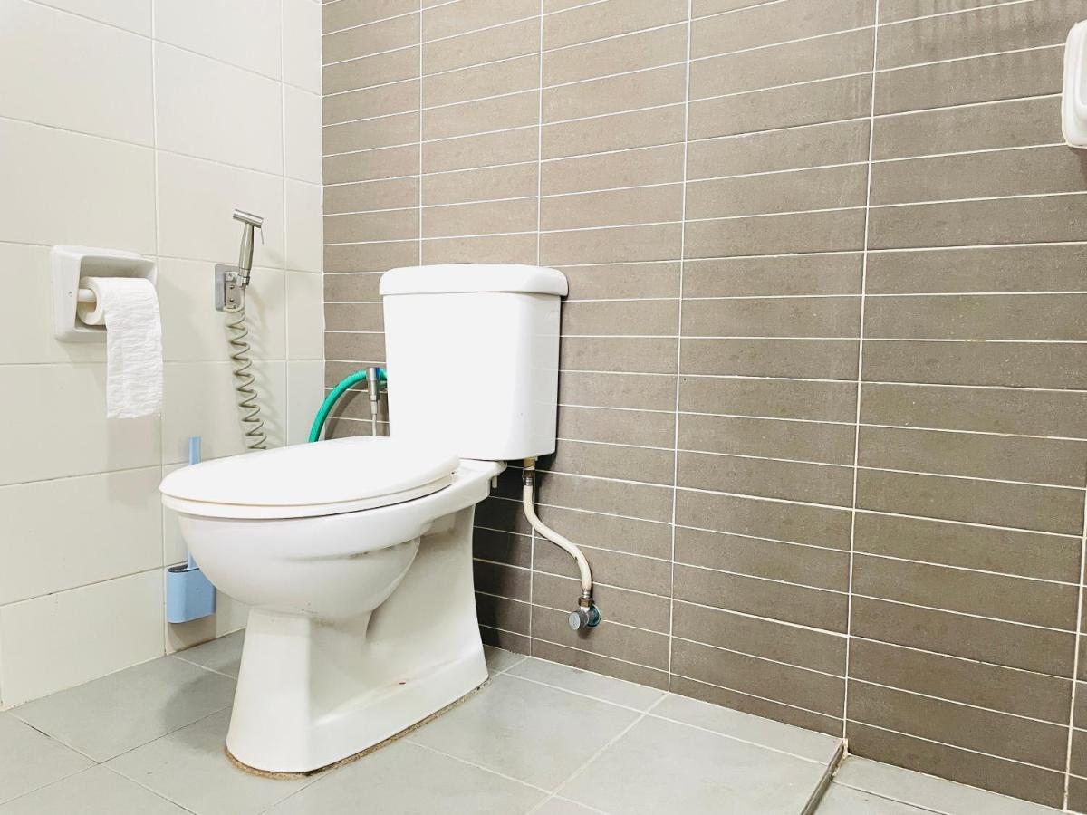Palazio Mount Austin 2Br Studio Pool View With Tv Box-3 Plus 1 Pax C2-07 Johor Bahru Bagian luar foto