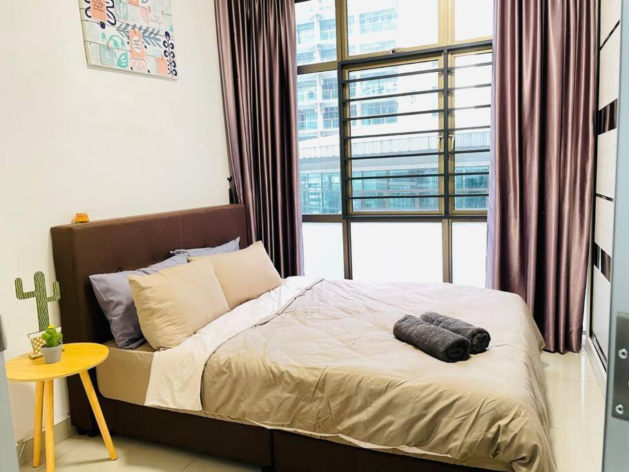 Palazio Mount Austin 2Br Studio Pool View With Tv Box-3 Plus 1 Pax C2-07 Johor Bahru Bagian luar foto