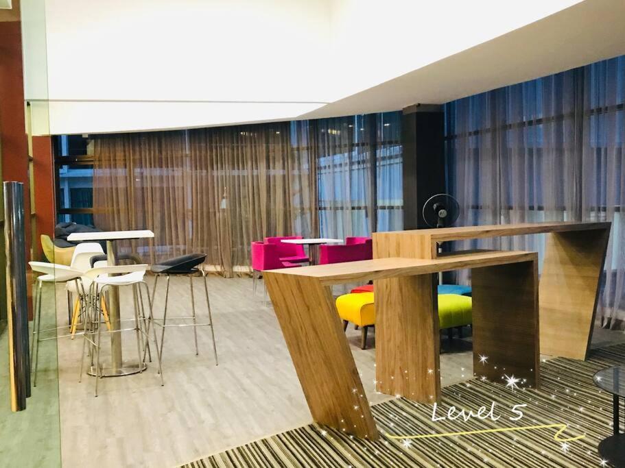 Palazio Mount Austin 2Br Studio Pool View With Tv Box-3 Plus 1 Pax C2-07 Johor Bahru Bagian luar foto
