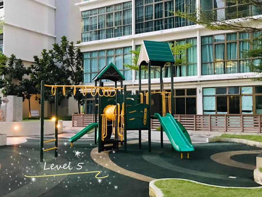 Palazio Mount Austin 2Br Studio Pool View With Tv Box-3 Plus 1 Pax C2-07 Johor Bahru Bagian luar foto