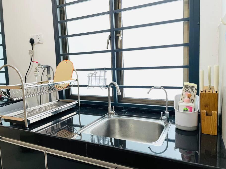 Palazio Mount Austin 2Br Studio Pool View With Tv Box-3 Plus 1 Pax C2-07 Johor Bahru Bagian luar foto