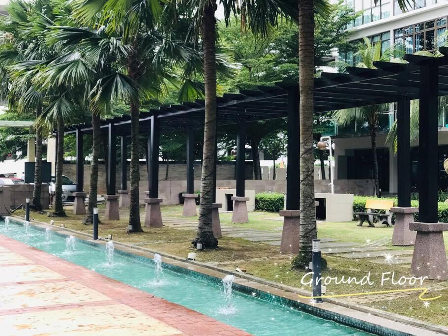 Palazio Mount Austin 2Br Studio Pool View With Tv Box-3 Plus 1 Pax C2-07 Johor Bahru Bagian luar foto